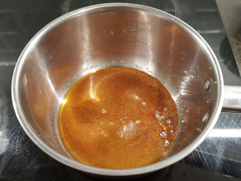 Caramel en préparation dans une casserole 