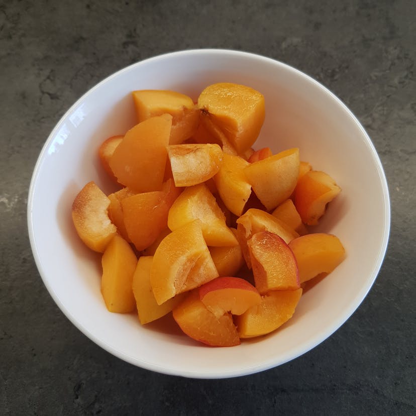 Abricots coupés en morceaux de moyenne taille déposé dans un bol