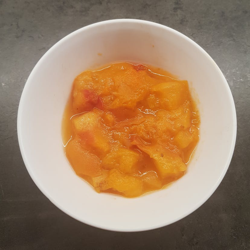Abricots cuit avec encore des morceaux mis dans un bol pour être refroidit