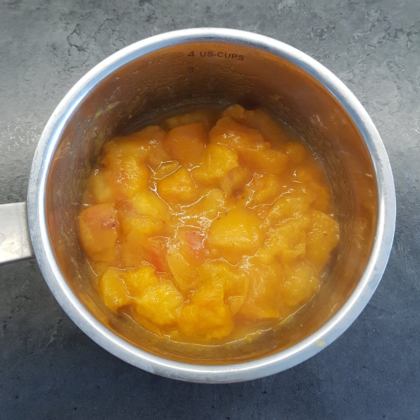 Compoté d'abricots cuit dans une casserole 