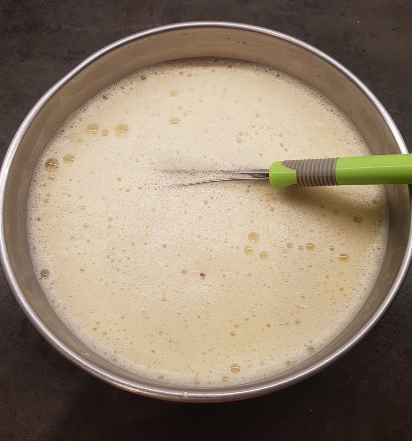 Ajout du lait dans le mélange oeufs et sucre en fouettant énergiquement 