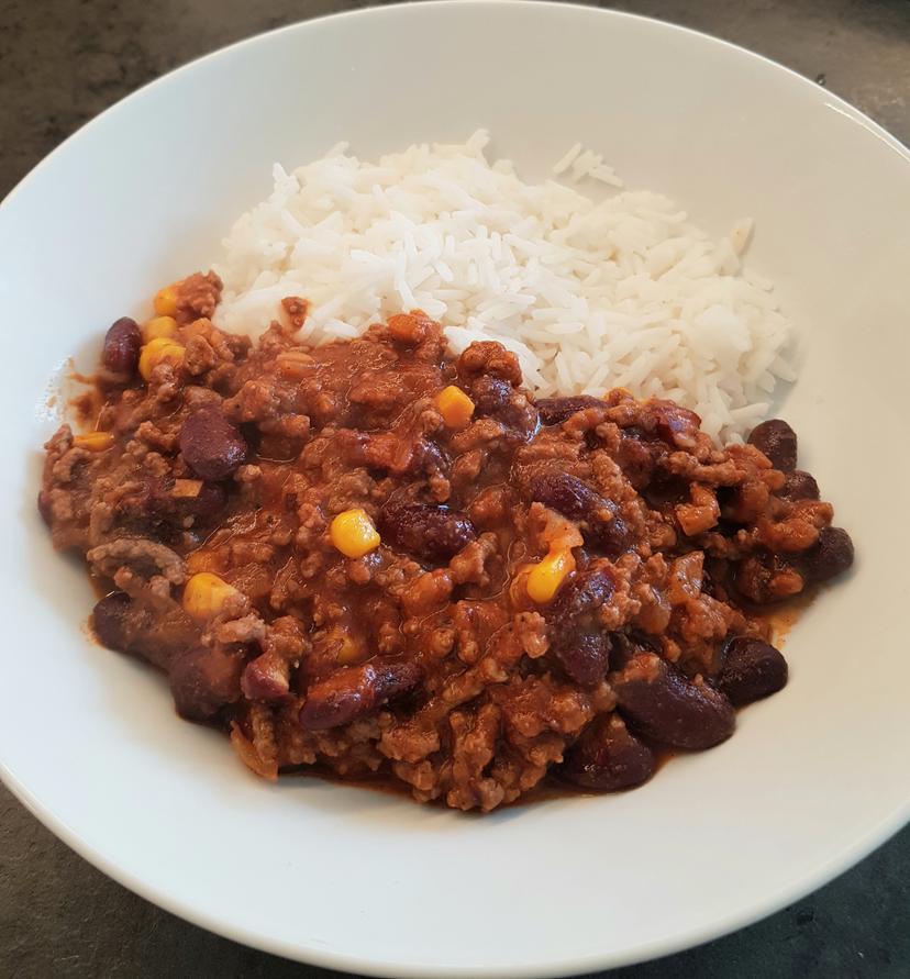 Assiette de chili con carne avec préparation à la viande accompagné de riz 