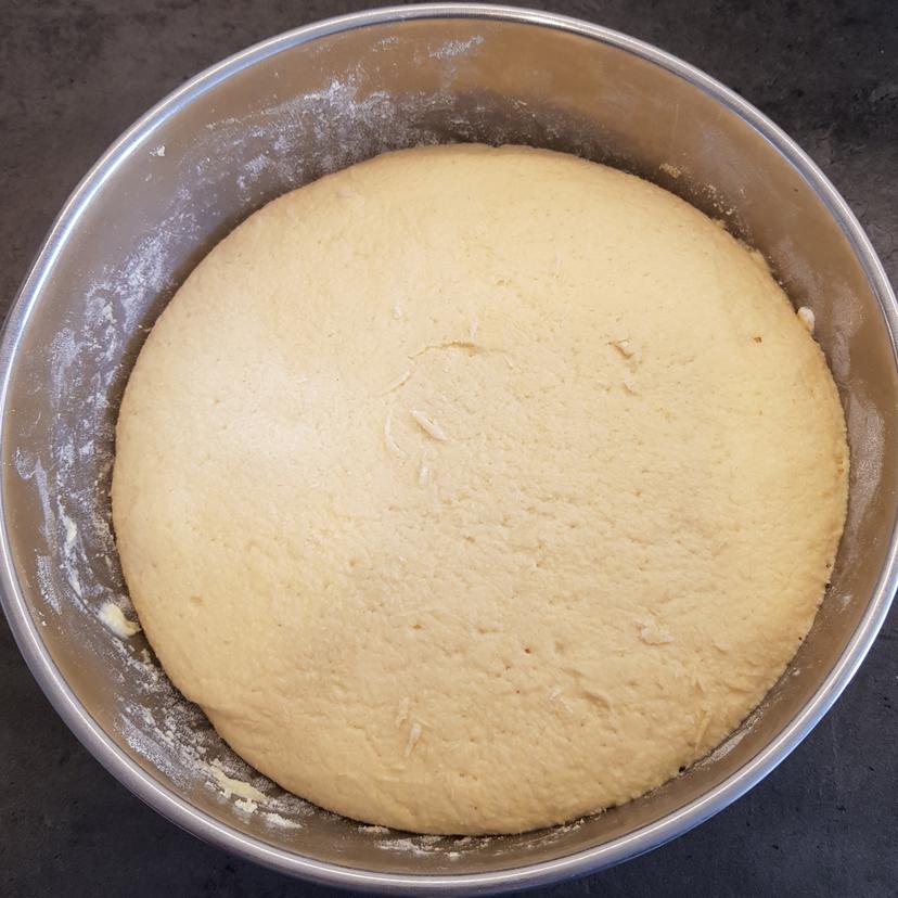 Pâte à pain gonflé et doublé de volume dans un saladier 