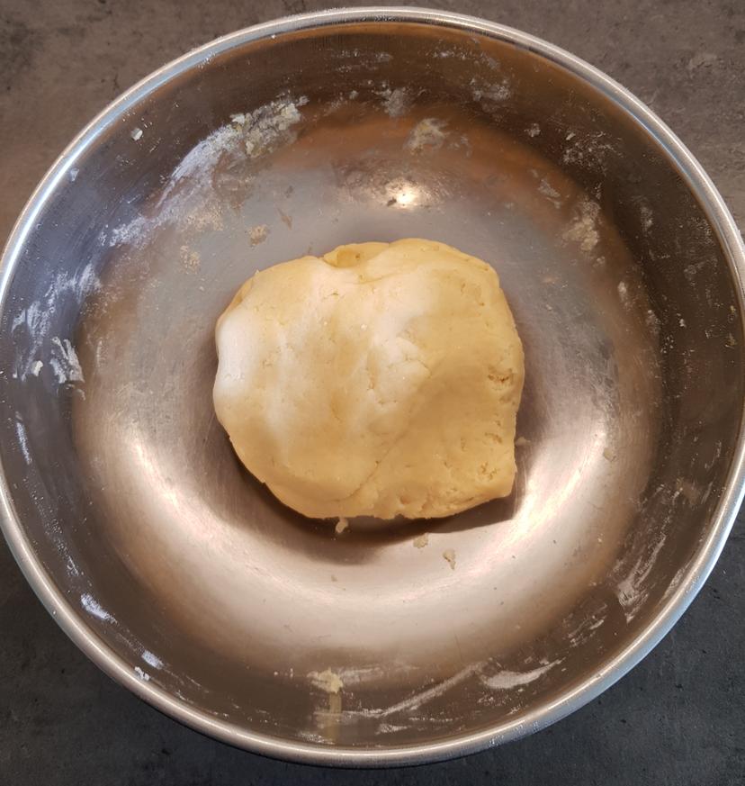 Ingrédients mélangé de façon homogène et pâte en forme de boule dans un saladier 