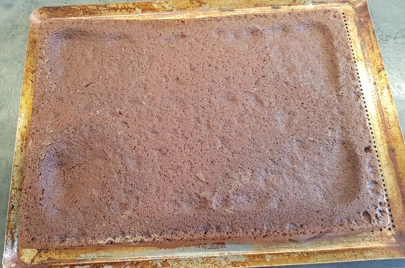Brownie cuit déposé sur une plaque pour le laisser refroidir 