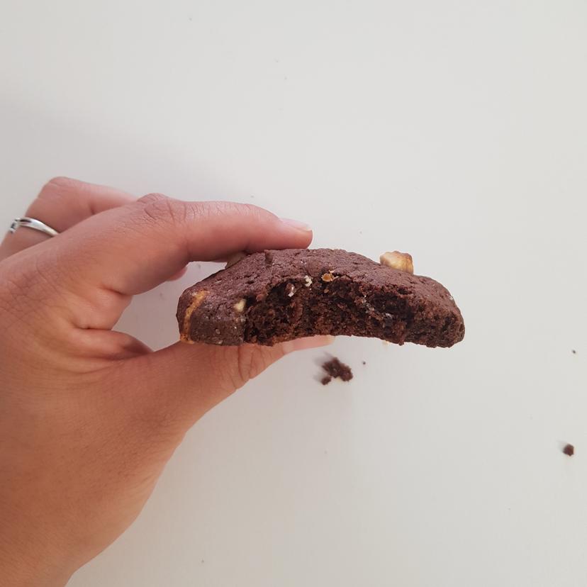 Cookie croqué afin de voir l'intérieur du cookie au chocolat 