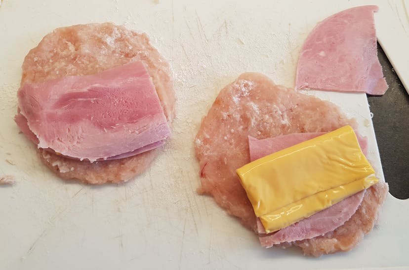 Galette de viande avec le jambon et le fromage 