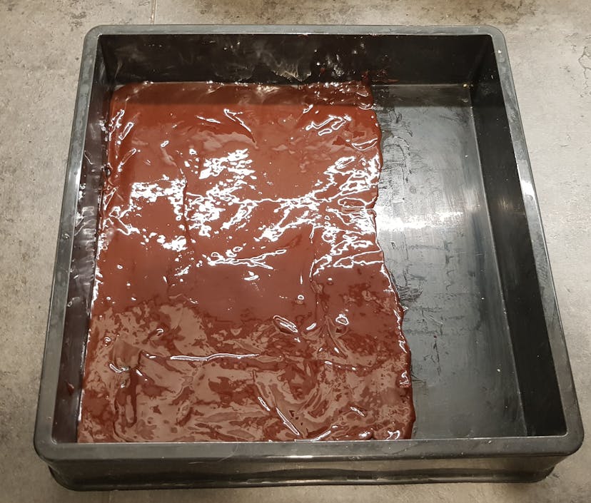 Première couche de chocolat tempéré dans un moule en silicone 