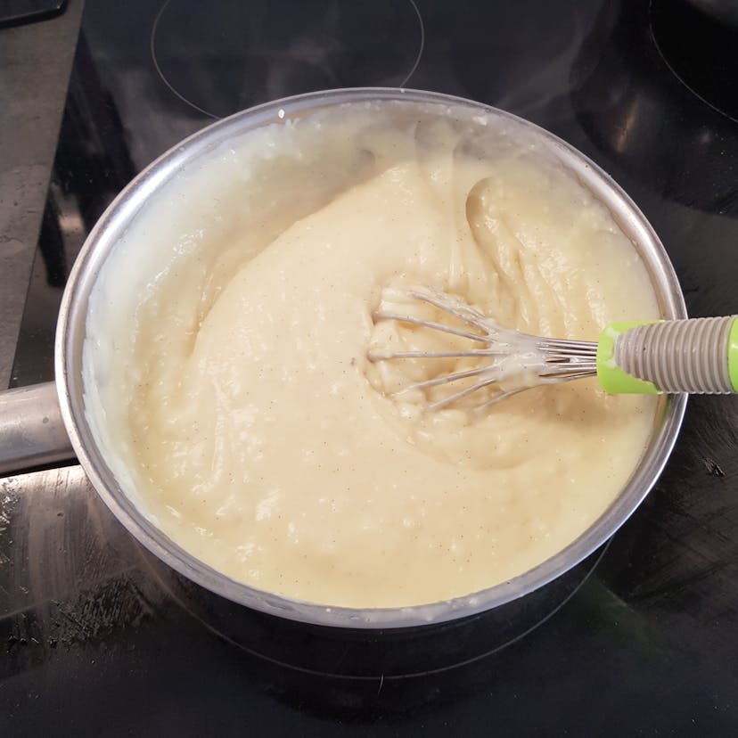 Crème du flan épaissie dans une casserole