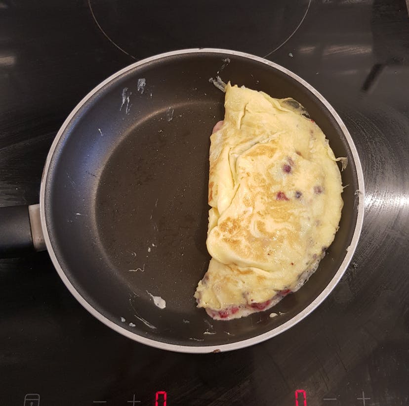 Omelette replié en deux dans la poêle pour la fin de la cuisson 