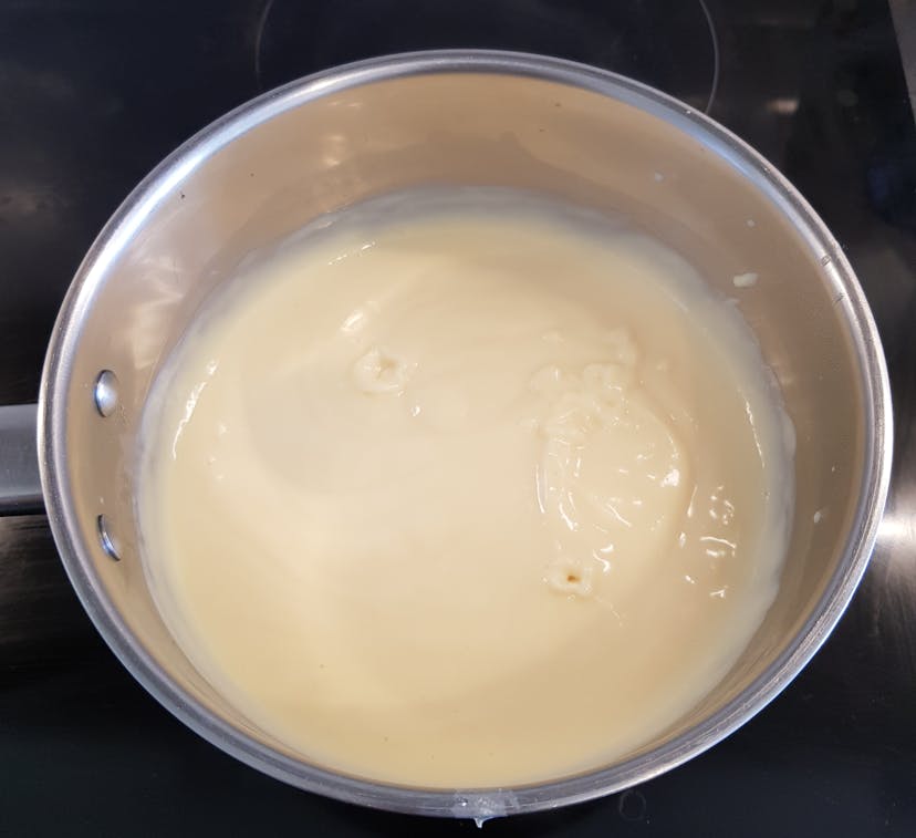 Cuisson de la crème pâtissière dans une casserole 