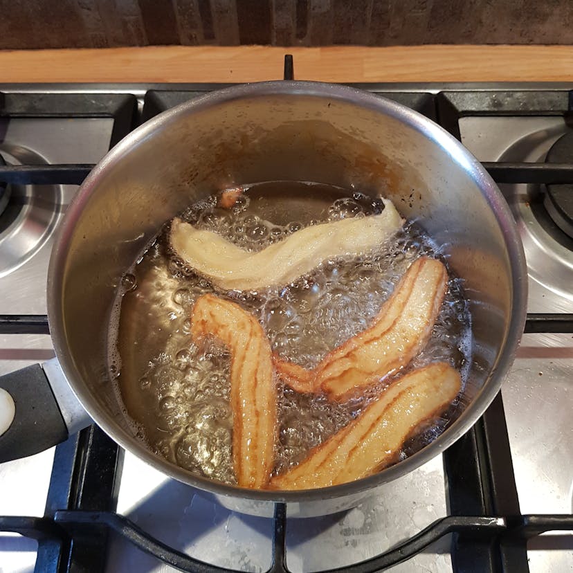 Cuisson des churros dans une casserole avec de l'huile à friture 