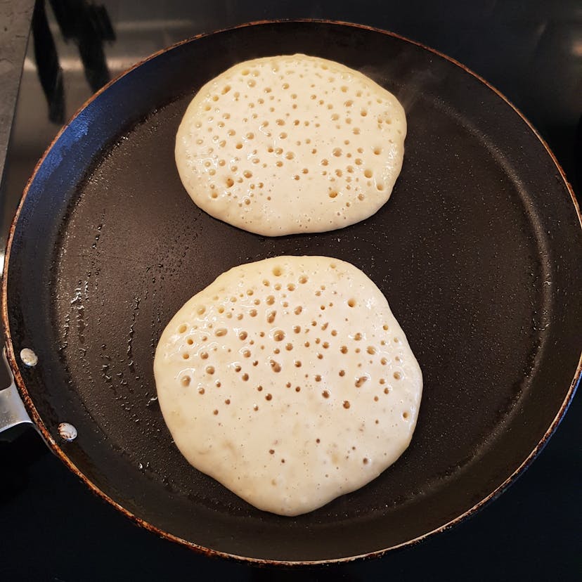 Pancakes en cuisson : attendre l'apparition des bulles pour retourner le pancake 