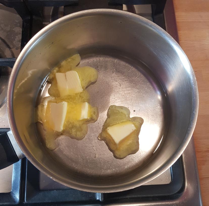 Eau, beurre, sel et sucre en train de fondre dans une casserole