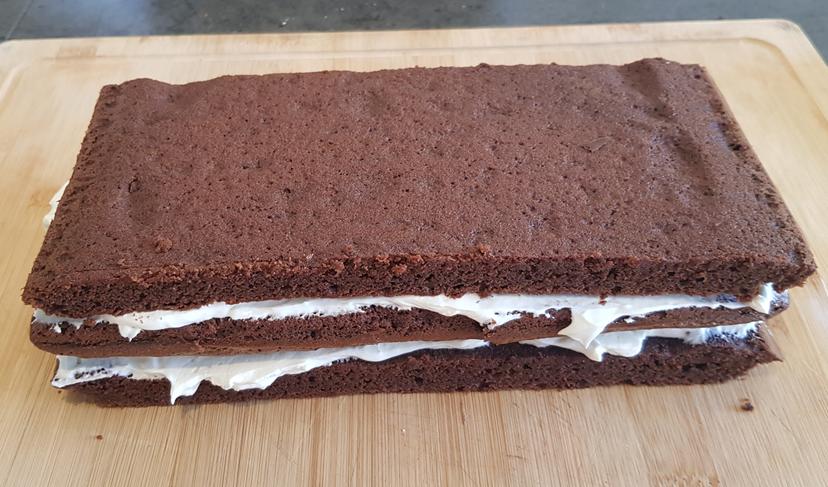 Gâteau avec toutes ses couches : 3 parts de brownie et 2 couches de crème mascarpone avant finition