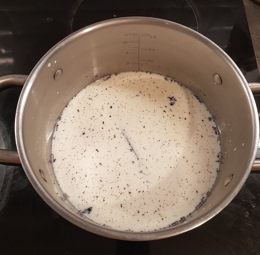 Infusion gousse de vanille dans le lait dans une casserole à feu doux