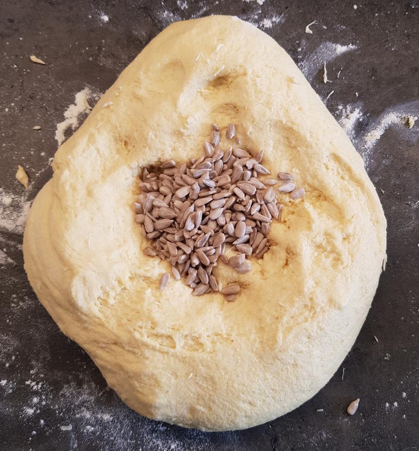 Ajout des graines de tournesol à la pâte à pain 