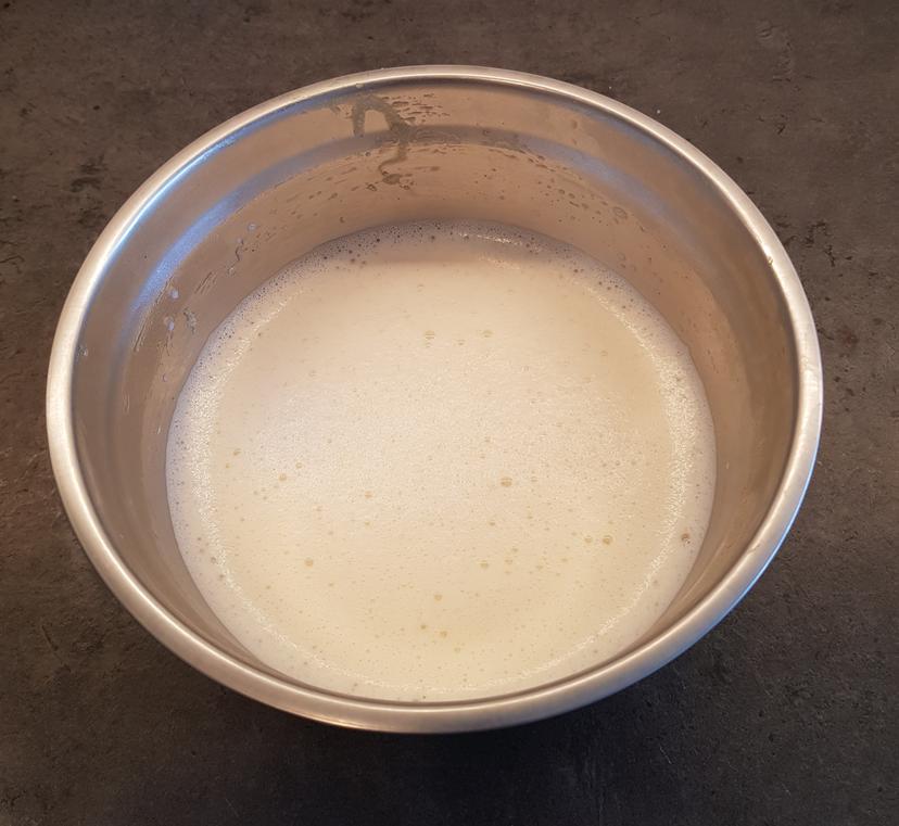 Oeuf et sucre blanchi mélangé au lait chaud 