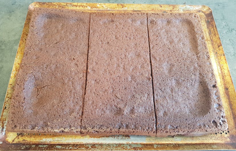 Brownie découpé en 3 rectangles de parts égales