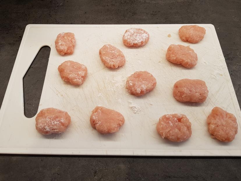 Viande haché fait en formé de nuggets à l'aide de farine
