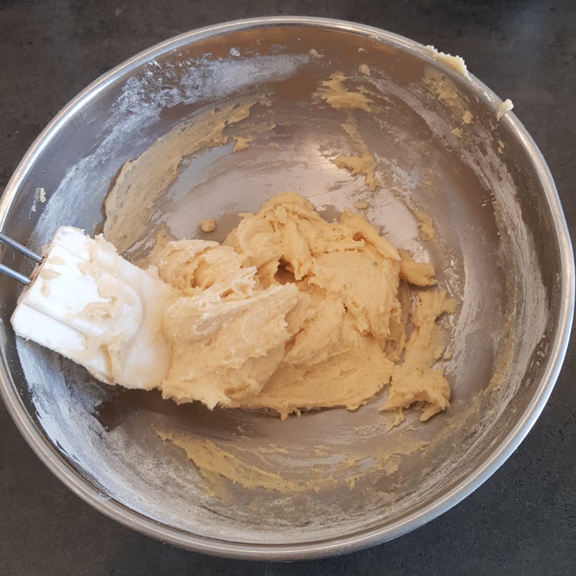 Pâte à blondie dans un saladier : pâte épaisse similaire à la pâte à cookie