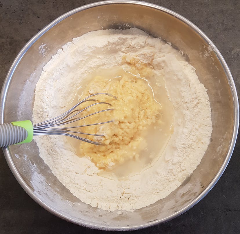 Préparation pâte à gaufres avec ajout eau et beurre fondu dans les ingrédients secs