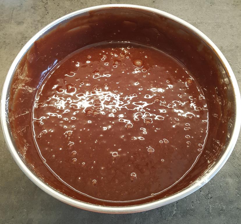 Pâte brownie homogène dans un saladier