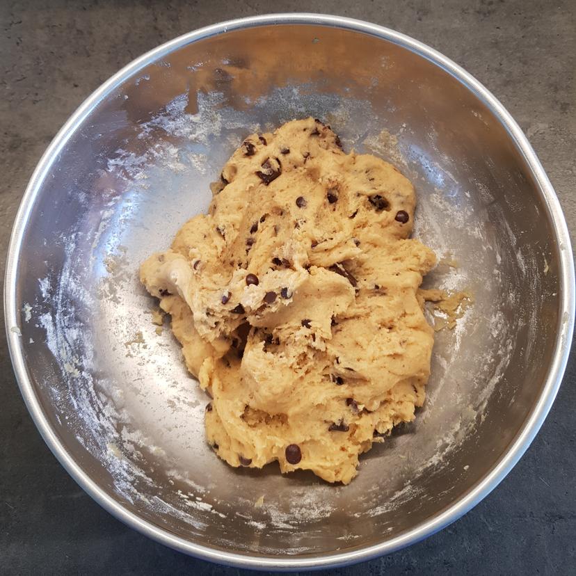 Pâte à cookies avec pépites de chocolat prête à être cuite dans un saladier 