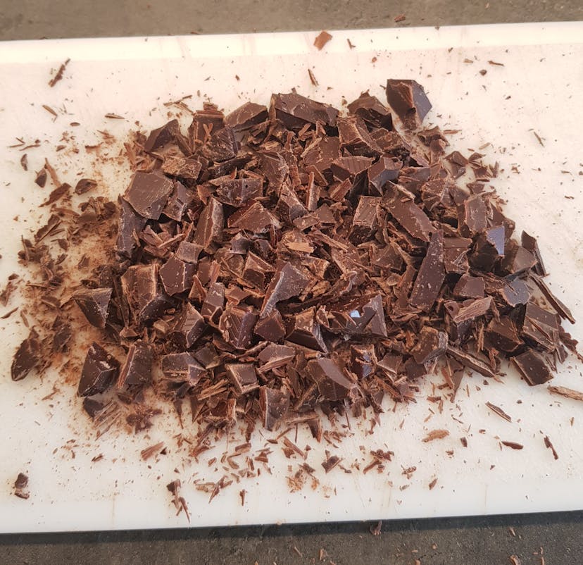 Carrées de chocolat découpés en petits morceaux