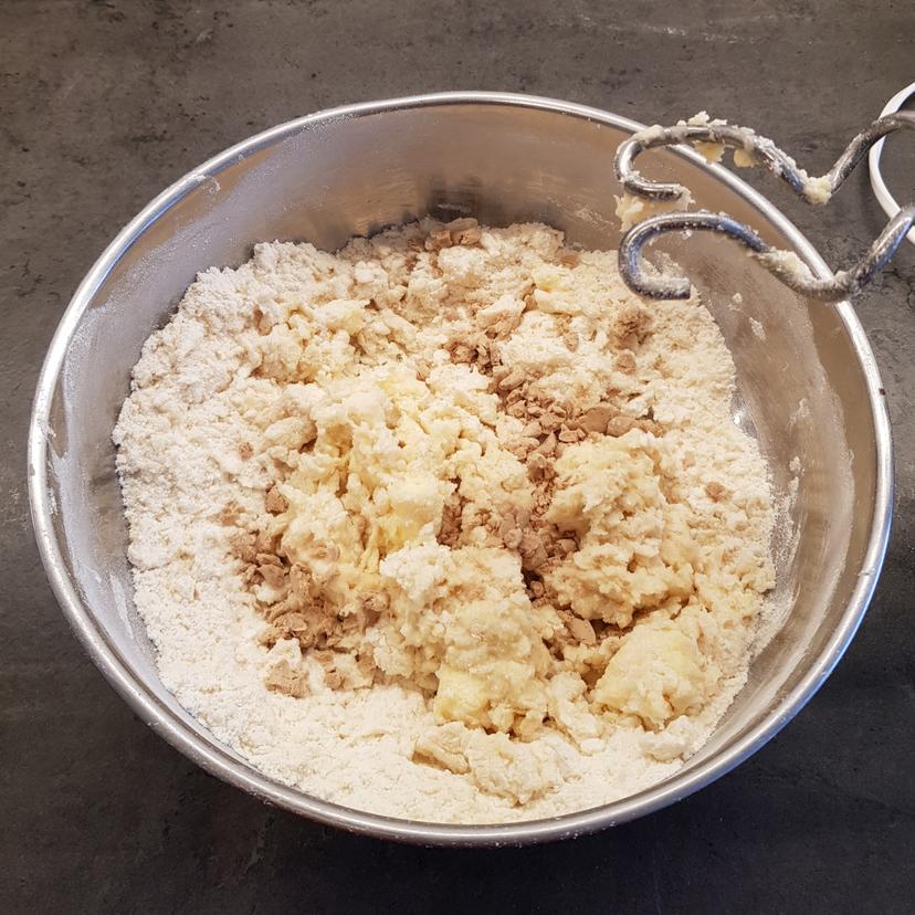 Début pétrissage pâte à brioche dans un saladier avec crochets pétrisseurs 