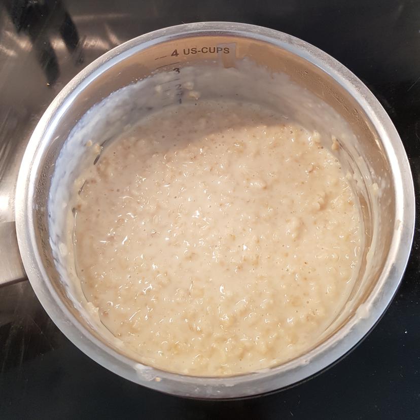 Porridge crémeux : flocons de céréales ont absorbé le lait