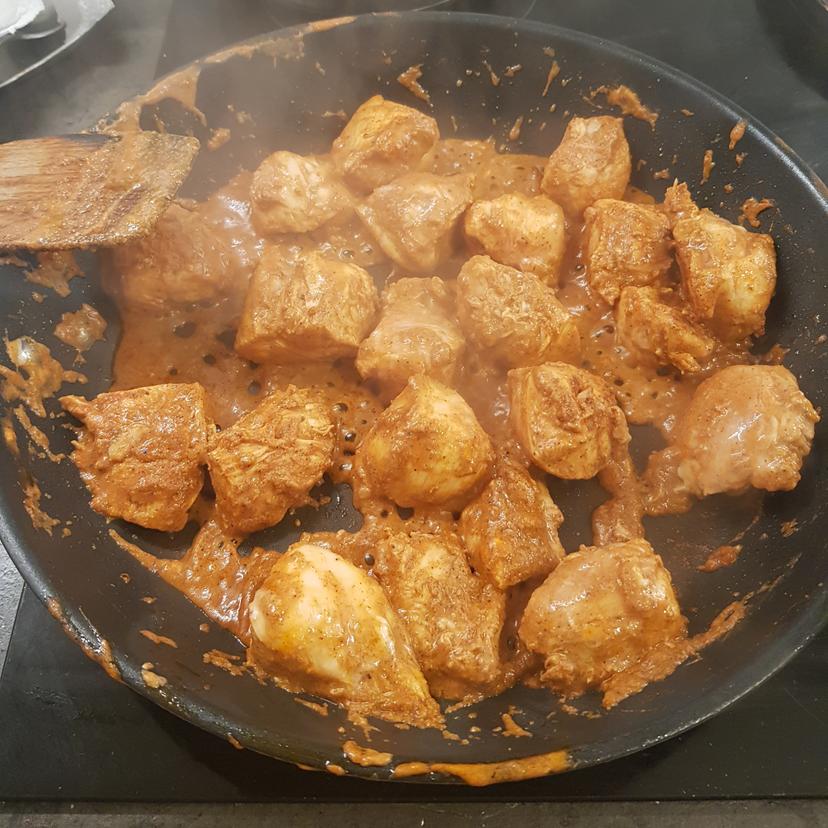 Morceaux de poulet avec la marinade en cuisson