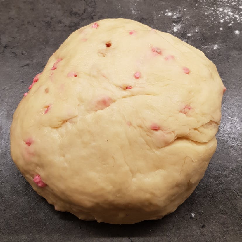Boule de pâte à brioche avec pralines roses