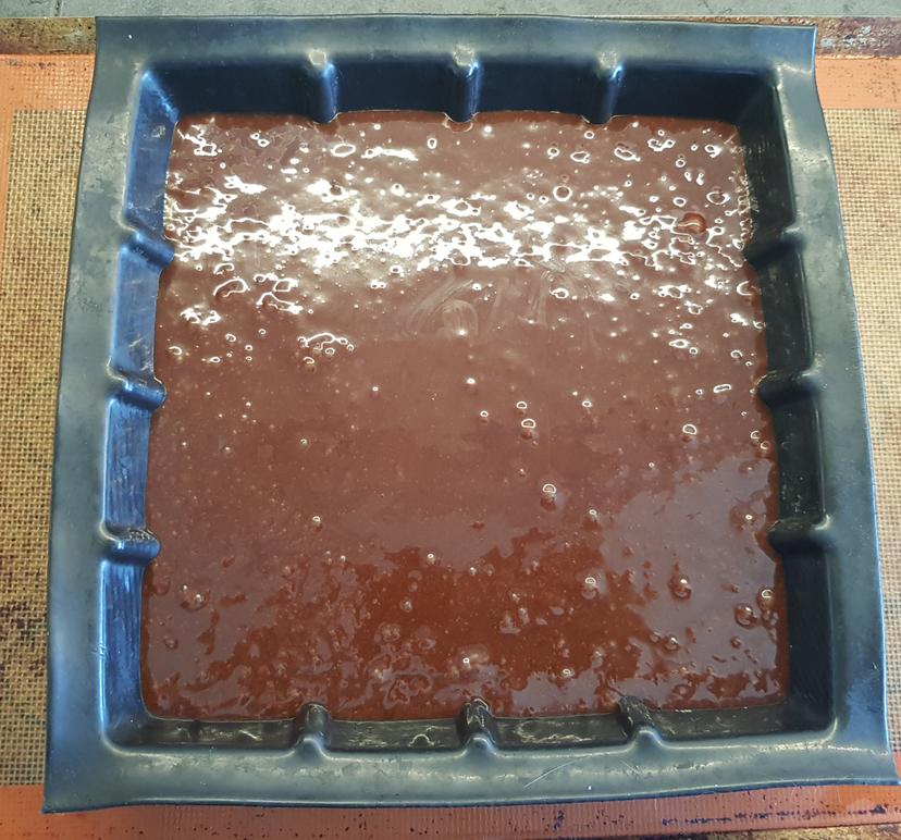 Pâte à brownie versé dans un moule rectangle en silicone 