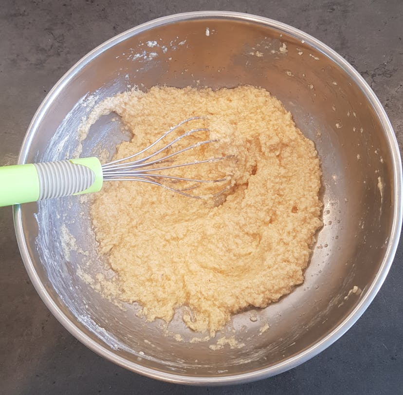 Préparation pâte blondie avec mélange beurre mou, oeuf et sucres 