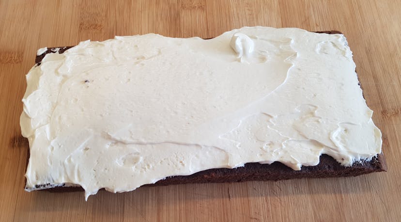 Première couche gâteau : crème mascarpone découpé sur un morceau de brownie 