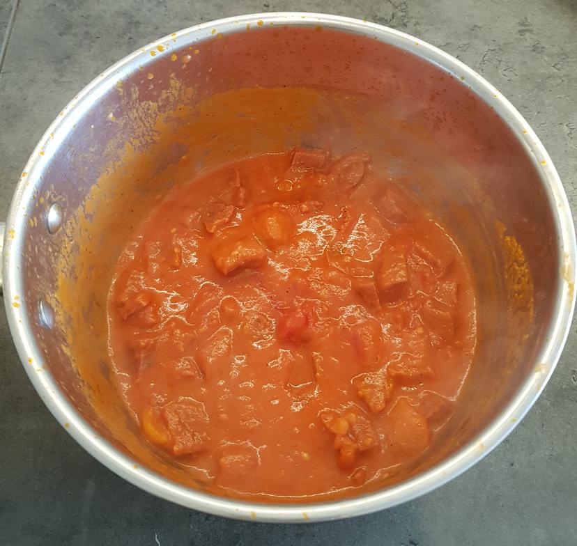 Sauce chorizo mijoté dans une casserole