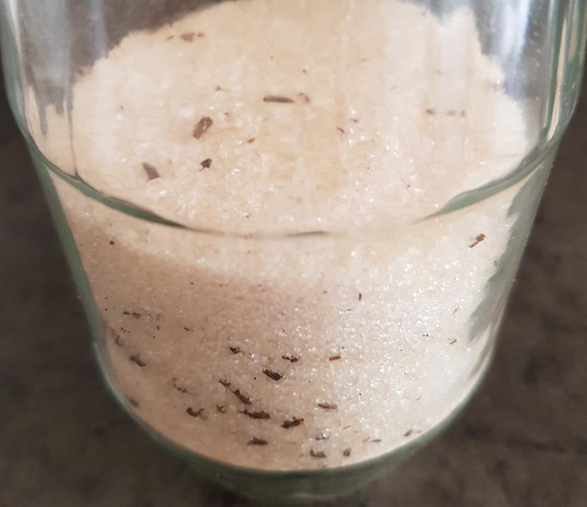 Sucre mélange avec la poudre de vanille dans un pot en verre 