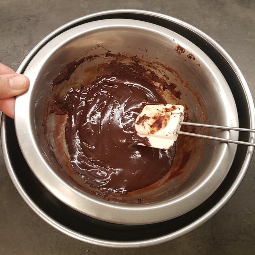 Chocolat refroidit dans un saladier rempli d'eau froide 